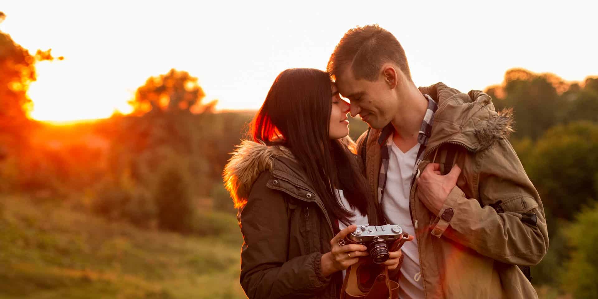 pareja feliz abrazados en el campo