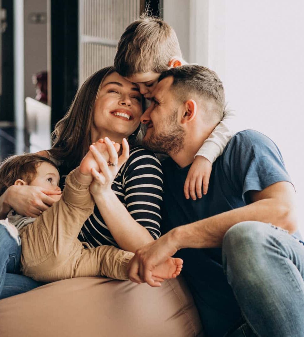 familia-joven-sus-hijos-casa-divirtiendose_1 Familia feliz en casa