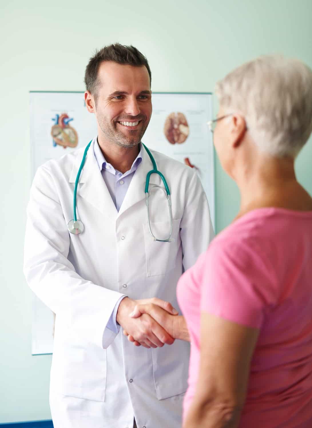 gracias-tu-visita (1) Doctor recibiendo a una paciente