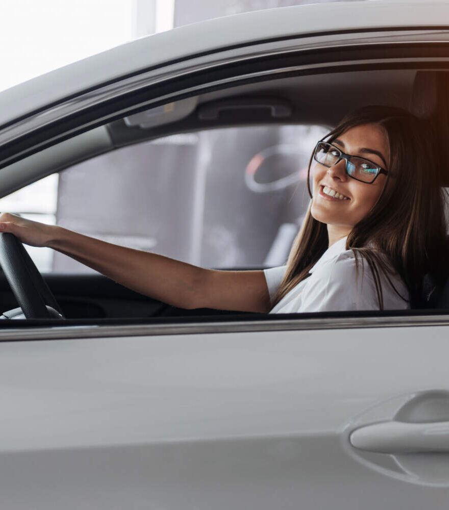 joven-mujer-caucasica-automovil (1) Mujer conduciendo un coche